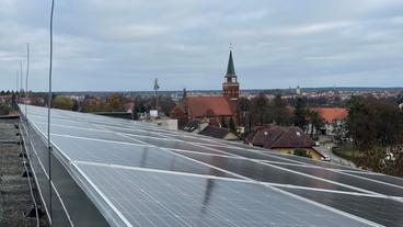 Bild: WDR Polen: Solarpanels überall auf dem Dach des Plattenbaus in Szczytno.