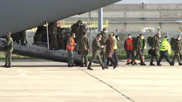 Soldaten und Soldatinnen der Bundeswehr verlassen Militärflugzeug