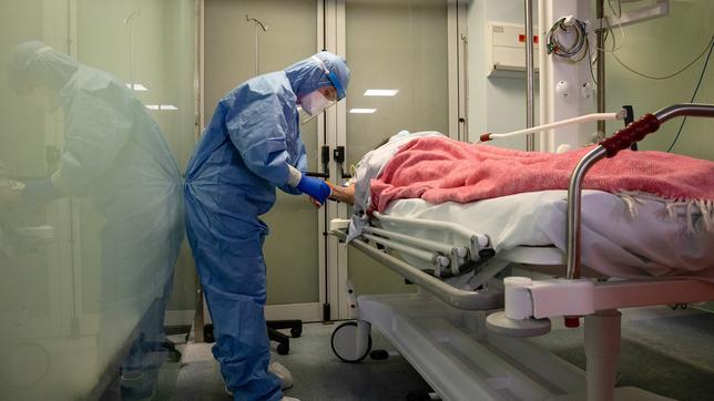Mitarbeiter im Krankenhaus nimmt Blut für die Analyse eines Patienten ab