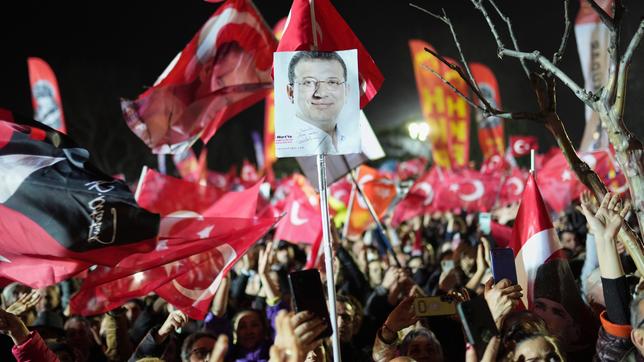 Bild: picture alliance/dpa/AP | Francisco Seco Demonstranten schwenken Fahnen und halten Bilder des festgenommenen Istanbuler Bürgermeisters Imamoglu hoch während eines Protests gegen die nationale Regierung.