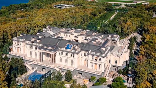 Drohnenansicht zeigt eine Villa an der Schwarzmeerküste