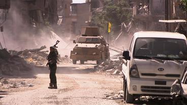 Gepanzertes Fahrzeug kurdischer Kämpfer in Rakka