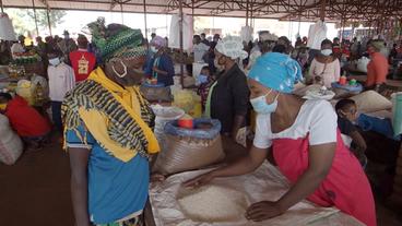 Ruanda: Masken Tragen auf einem Wochenmarkt in Kigali
