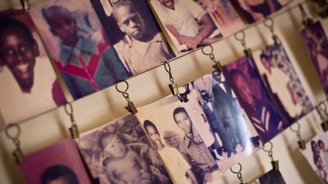 Fotografien von Opfern des Völkermordes in Ruanda