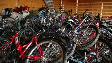 Hunderte Fahrräder in einer Lagerhalle der norwegischen Polizei in Storskog.