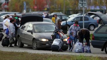Bild: NDR Syrer stehen an Autos