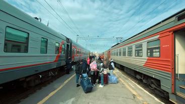 Bild: SWR Menschen mit Gepäck auf Bahnsteig