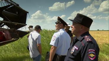 Mit Mähdreschern wollen große Agrarkonzerne kleinen russischen Bauern die Ernte stehlen.