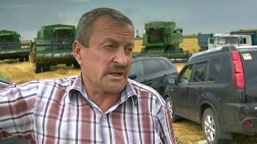 Bauer Juri Massenko ist sauer. 60 Hektar Gerste wurden ihm geraubt, sagt er. 