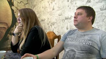 Bild: SWR Dmitrij Surusow und Viktoria Surusowa schauen Fernsehen
