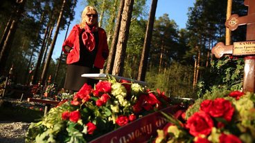 Marina Uzhenzewa am Grab ihres Vaters