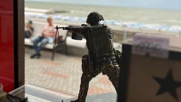 Russland: In den Souvenirshops am Strand stehen Soldaten im Schaufenster.