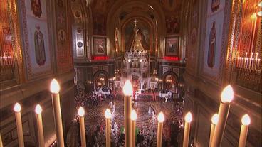 Russland: Die Kerzen leuchten zur orthodoxen Ostermesse, während die Waffen in der Ukraine nicht schweigen.