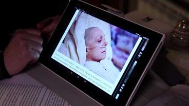 Monitor mit Bild einer kranken Frau