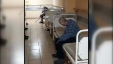Ausschnitt aus Handy-Video: Krankenhausbetten in Flur mit Patienten