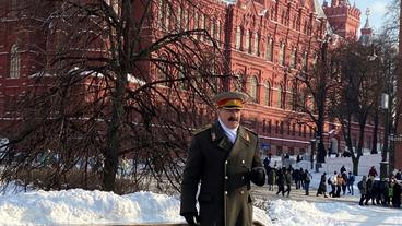 Bild: WDR Russland: Moskau – Ein Foto mit dem Double des Diktator Stalin kostet umgerechnet einen Euro.