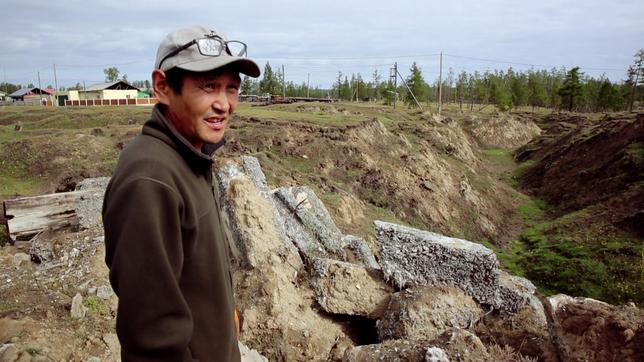 Iwan Nogowizin zeigt die Krater, die durch den auftauenden Permafrost enstanden sind