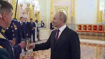 Präsident Putin stößt mit Soldaten mit Sekt an 