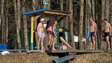 Bild: SWR Menschen in Badekleidung
