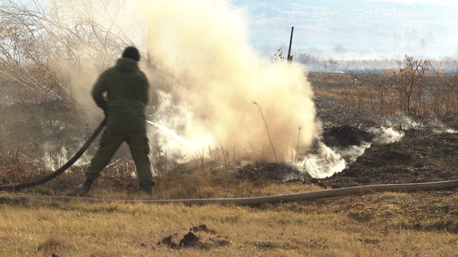 Mann löscht Brand mit Schlauch