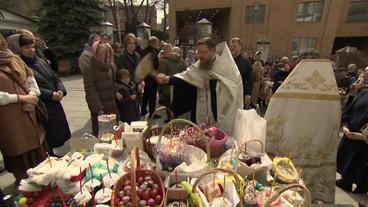 Russland: Weihwasser auf Ostereier und Osterspeisen beim orthodoxen Osterfest in Russland