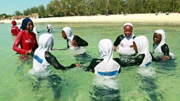 Sansibar: Schwimmen auf Sansibar – eine junge Muslima erteilt Unterricht