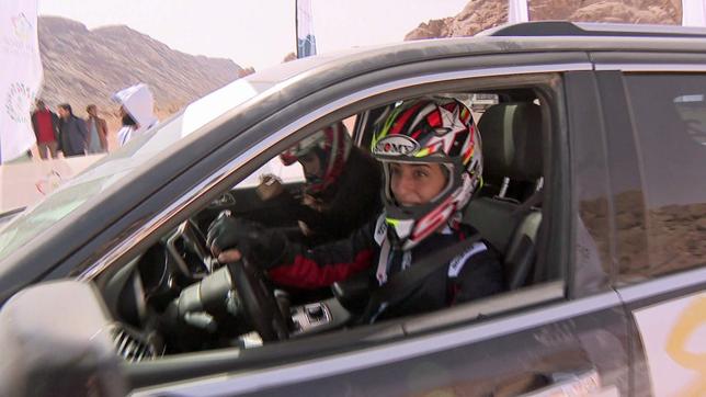 Frauen mit Helm in Rallye-Auto