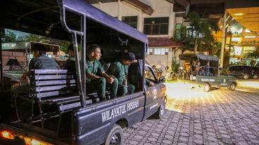 Im Schrittempo patrouilliert die Scharia-Polizei durch Banda Aceh. Die Beamten scheuchen Liebespärchen auf.