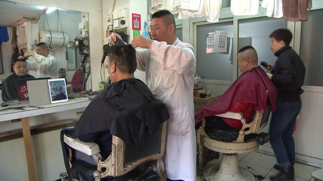 Männer bei Friseur auf Stuhl