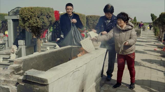 China: Sie verbrennen bündelweise falsches Geld, um die Toten zu besänftigen