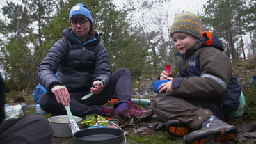 Bild: SWR Mutter mit Kind beim Essen im Wald