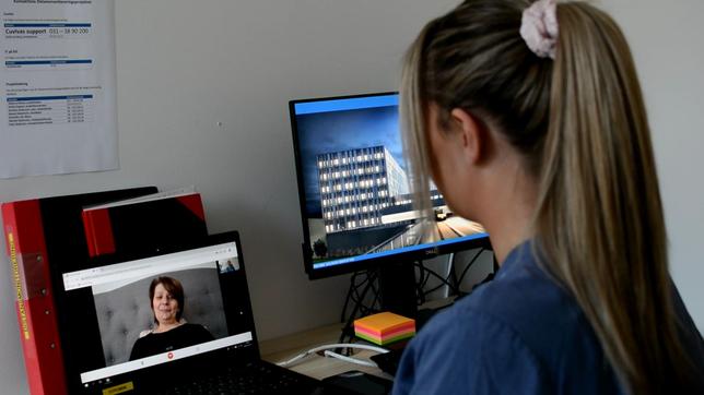 Patientin auf Computermonitor 