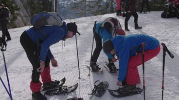 Menschen mit Schneeschuhen 