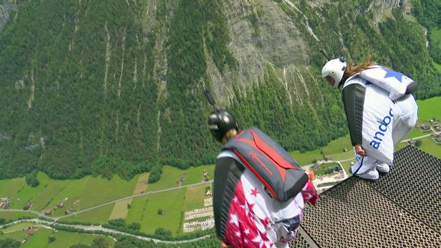 Wingsuit-Springer stehen auf Plattform 