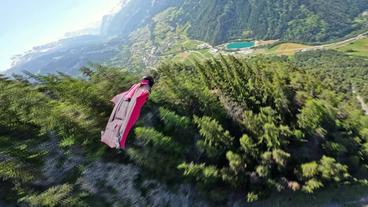 Base-Jumper im Flug