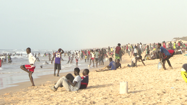 Männer trainieren am Strand von Dakar im Senegal 