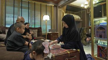 Bild: SWR Familie Wan am Tisch in ihrer Wohnung