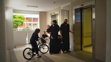 Bild: SWR Familie mit Kindern bei Aufzug in Wohnhaus