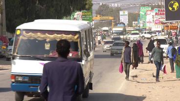 Strassenszene - Menschen und Autos in Hargeisa