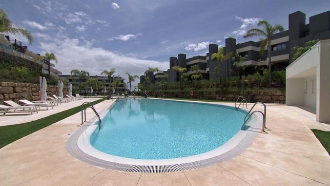 Swimmingpool einer Anlage mit Ferienwohnungen