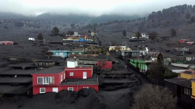 Von Vulkanasche bedeckte Landschaft mit Häusern