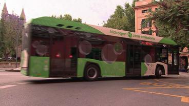 Bus mit Aufschrift "hidrogen zero emissions"