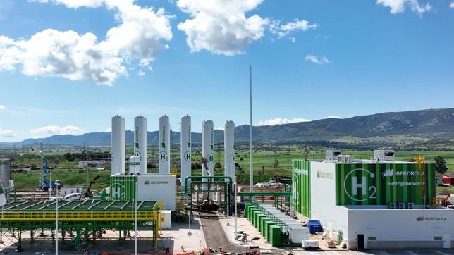 Produktionshalle der Pilotanlage für sogenannten grünen Wasserstoff des spanischen Stromerzeugers Iberdrola