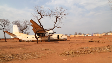 Verunglücktes Flugzeug am Rand der Landebahn