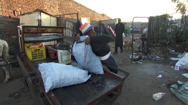 Bild: WDR Südafrika: Hohe Energiepreise: Kohlehändler Tusi Serame Mofokeng macht gute Geschäfte.