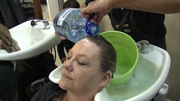 Südafrika: Wer beim Friseur seine Haare waschen möchte, muß Wasser mitbringen