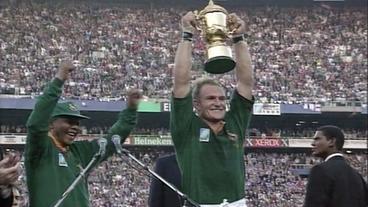 Bild: SWR Nelson Mandela bei Rugby-Siegerehrung