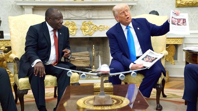 Bild: picture alliance/dpa/AP | Evan Vucci US-Präsident Donald Trump trifft Südafrikas Präsident Cyril Ramaphosa im Oval Office des Weißen Hauses und zeigt Ausdrucke mit Fotos