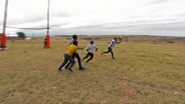 Kinder spielen Rugby