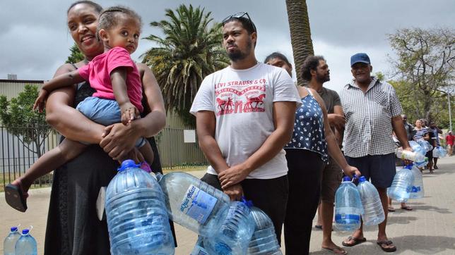 Kapstadt 2018: Anwohner stehen mit Gallonen für Wasser an